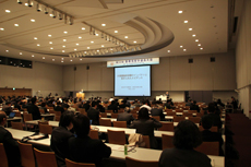 A会場の大会長講演の様子
