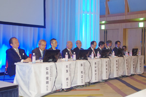 手前から，似鳥俊明 氏（杏林大学），大友　邦 氏（東京大学），扇　和之 氏（日本赤十字社医療センター），森山紀之 氏（国立がん研究センター），片田和広 氏（藤田保健衛生大学），栗林幸夫 氏（慶應義塾大学），吉岡邦浩 氏（岩手医科大学），辻岡勝美 氏（藤田保健衛生大学），山口隆義 氏（北海道社会保険病院）