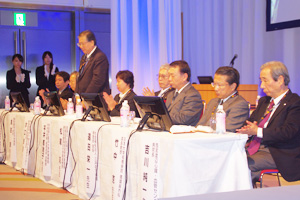 手前から，吉川純一 氏（西宮渡辺心臓・血管センター），竹中　克 氏（日本大学），遠田栄一 氏（三井記念病院），松尾　汎 氏（松尾クリニック），平井都始子 氏（奈良県立医科大学），水口安則 氏（国立がん研究センター），金田　智 氏（東京都済生会中央病院），畠　二郎 氏（川崎医科大学）