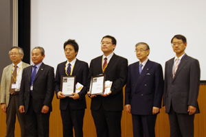 受賞講演後の記念撮影。左から，渡辺氏，佐々木氏，荒田氏，林氏，北島氏，光石氏