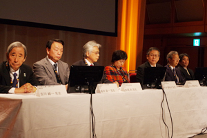 超音波部門審査員。左から吉川純一 氏（西宮渡辺心臓・血管センター），遠田栄一 氏（三井記念病院），松尾　汎 氏（松尾クリニック），平井都始子 氏（奈良県立医科大学），水口安則 氏（国立がん研究センター），金田　智 氏（東京都済生会中央病院），畠　二郎 氏（川崎医科大学）。竹中　克 氏（日本大学）は欠席