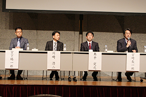講演者によるディスカッションの様子