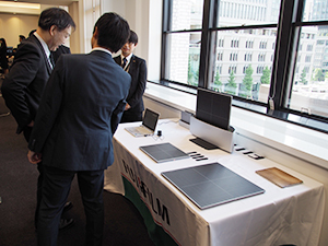 CALNEO Smartの各サイズのパネルを展示