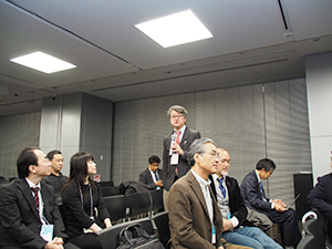 会場からコメントするJ-SUMMITSメンバー。発言しているのは山本康仁 氏（都立広尾病院）