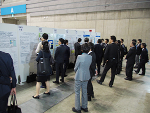展示ホールで行われたポスター展示