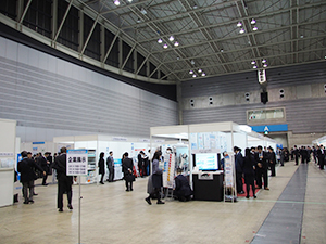展示会場には65社が出展