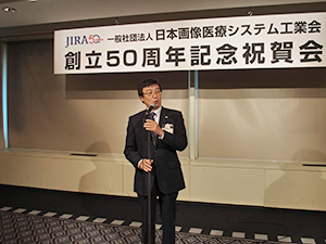 乾杯の発声をする山本章雄副会長