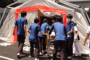 軽症者（緑）は院外の緊急医療救護所へ搬送