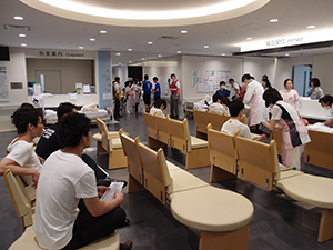 中等症者（黄）の仮設病床となった外来受付付近