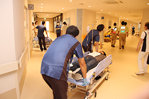 重症者を2階に移動し，再度トリアージを実施