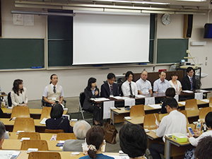 参加施設の諸君が感想を述べる「今だから語れるデータ採取あれこれ。現場は大混乱。でも，様々な発見・収穫があった～！」