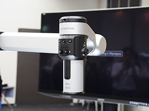 顕微鏡のヘッド部分。4KのExmor R CMOSイメージセンサーを2個搭載しながら，一眼レフに使われる高解像度でコンパクト化が可能なレンズを採用することで小型化されている。