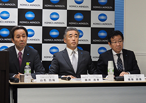 記者会見に望む山名氏（左），藤井氏（中央），常務執行役技術担当の腰塚國博氏（右）