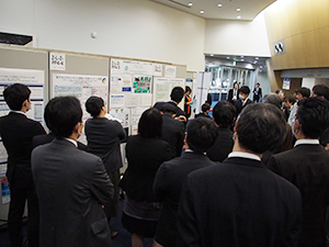 ポスター展示会場での発表の様子