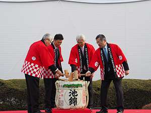 新しい門出を祝う鏡割り。左から信太泰雄 氏（取締役専務），築山浩幸 氏（労働組合委員長），瀧口 氏，鷲尾信宏 氏（取締役専務）