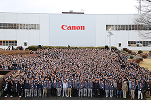 本社従業員約1000人が参加して行われた写真撮影（キヤノンメディカルシステムズ提供）
