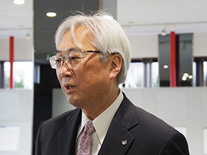 イベント終了後，記者の囲みに答える瀧口氏