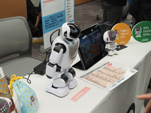 同じくコミュニケーションロボットとしては，富士ソフト（写真），トレンドマスター，知能システムなどが出展