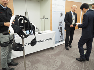 移乗支援では，CYBERDYNE（写真）のほか，FUJI，マッスル，パナソニックエイジフリー，ATOUNが展示