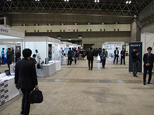 幕張メッセの展示ホールBでは企業展示やポスター展示を開催。企業展示には54社が出展