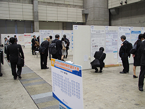ポスター展示会場でも活発な議論が行われた。