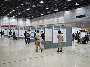 ポスター会場の様子。ディスカッションはポスター前ではなく講演会場で行われた。