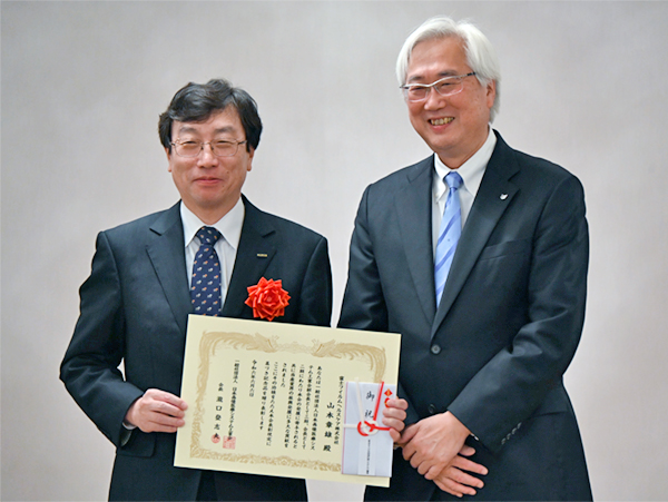 瀧口会長から表彰を受けた山本章雄前会長（写真左）