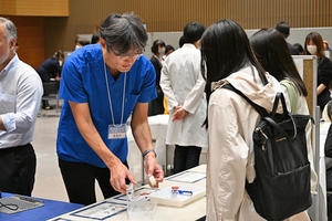 展示ブースでは実物のステントなどを紹介