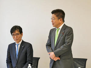 開催に当たって挨拶する加藤勝信財務大臣。左は多田智裕AI医療機器協議会会長