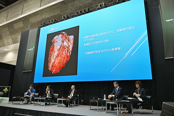 ランチョンセミナー「医療現場のサステナビリティ：医療機関とホームケアの視点から」ではヘリウムフリーMRI「MR5300」の使用経験などを報告