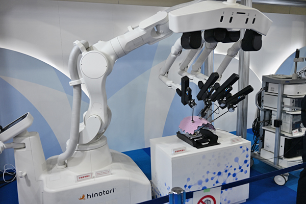 国産初の手術支援ロボット「hinotori」