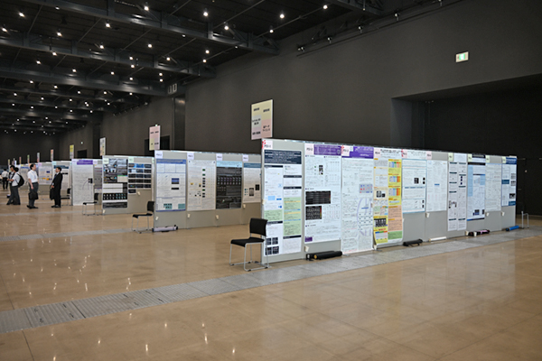 企業展示と併設されたポスター会場 企業展示と併設されたポスター会場