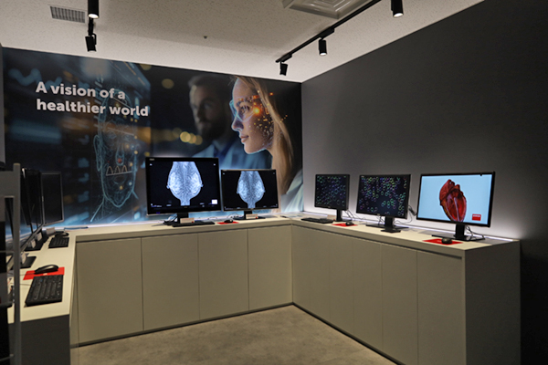 新設された医用ディスプレイ展示コーナー 新設された医用ディスプレイ展示コーナー