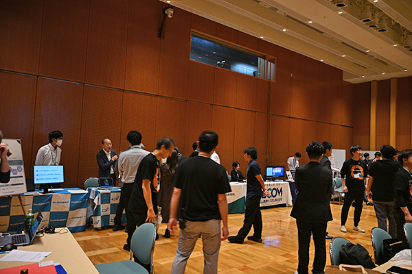 会場後方に設けられた機器展示