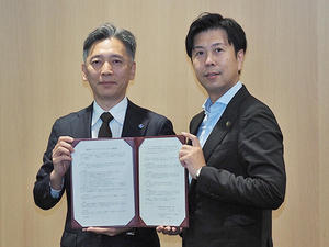 締結書を交わす西　恵一郎 氏（左：富士通CEO室室長）と篠原一生 氏（右：壱岐市長）