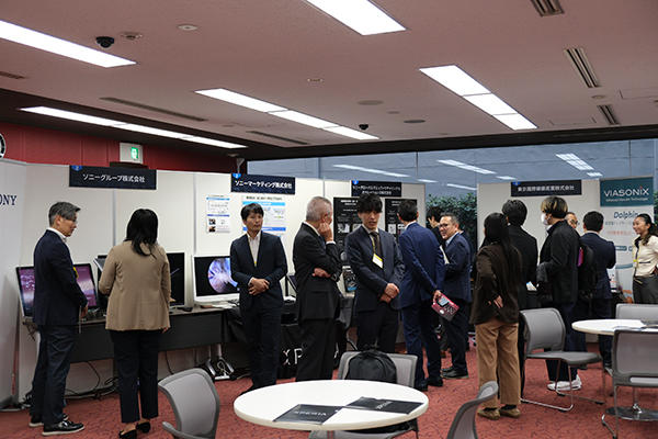 各ブースでは参加者が出展者に質問を行い，賑わいを見せた