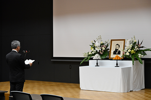 代表取締役社長の山本靖則氏が祭詞を捧げた後に祭壇に献花