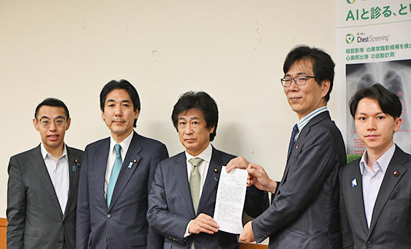 ヘルスケアテック議連の田村憲久会長（写真左から3人目）とAI医療機器協議会の多田智裕会長（同4人目）の提言手交（写真左から，今枝宗一郎衆議院議員，城内　実厚生労働大臣，田村会長，多田会長，大空幸星衆議院議員）