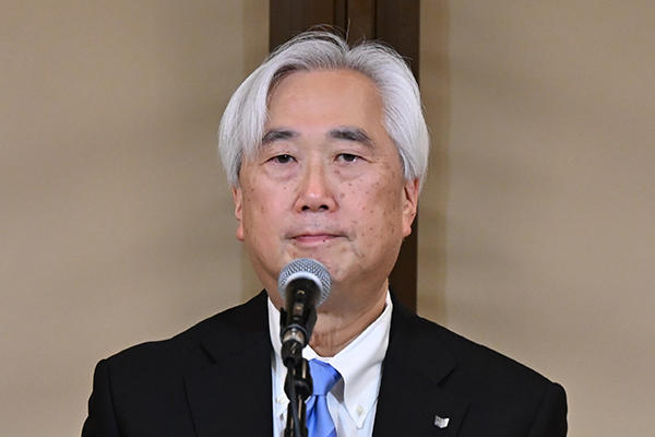 議長を務めた瀧口登志夫会長