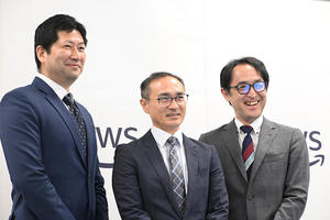 AWS，AI創薬を加速させる「AWS HealthOmics」を東京リージョンで提供開始〔 写真左から益子直樹 氏（AWS），高橋健太郎 氏（エーザイ），瀧澤与一 氏（AWS）〕