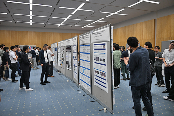 ポスター発表には18題がエントリー