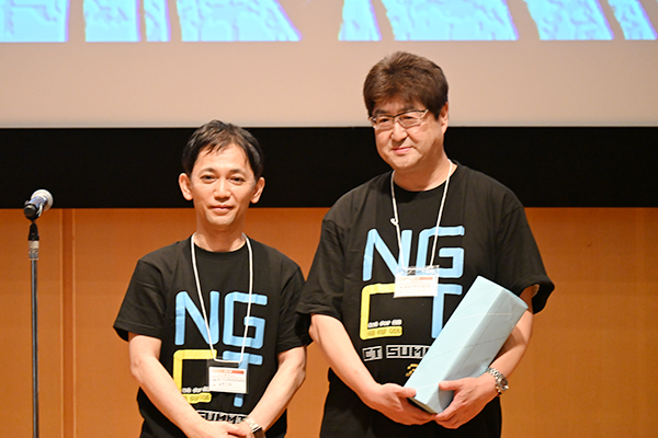 今回で世話人を退任する村上克彦氏に代表世話人の船間芳憲氏から記念品を贈呈